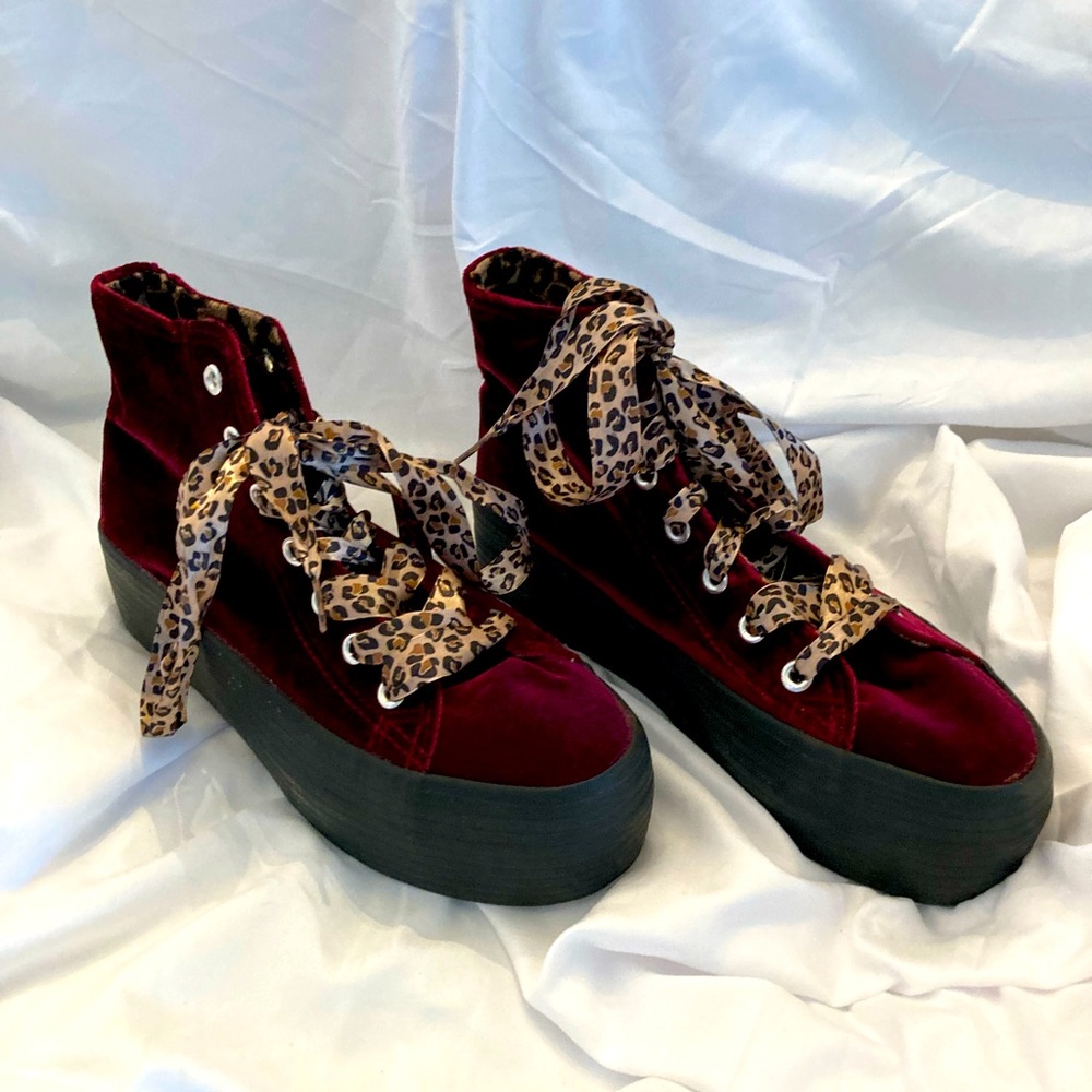 NWT Size 7 Gypsy Warrior Madison High Top Sneaker